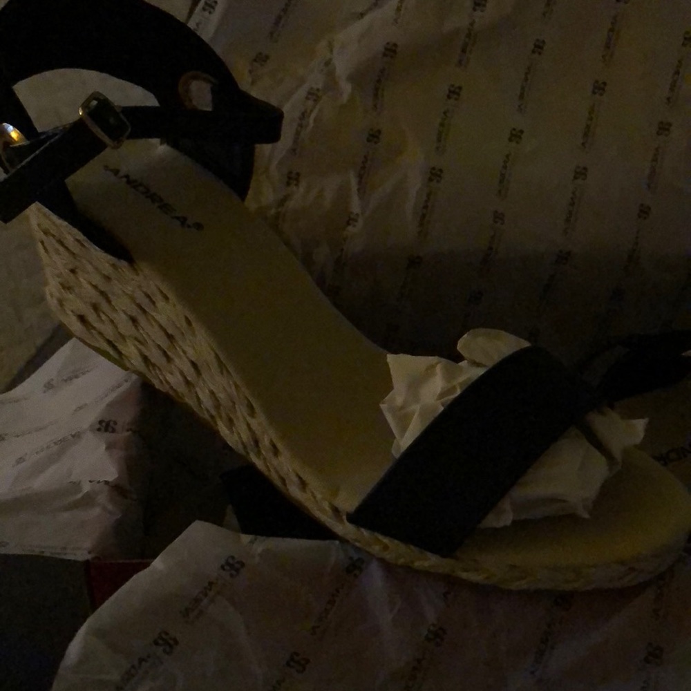 Andréa sandals.